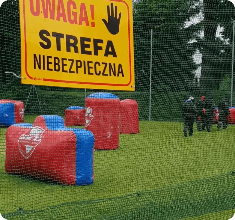 Widok na boisko z tabliczką strefa niebezpieczna